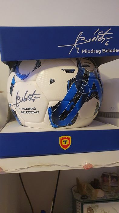Minge fotbal semnata de Belodedici