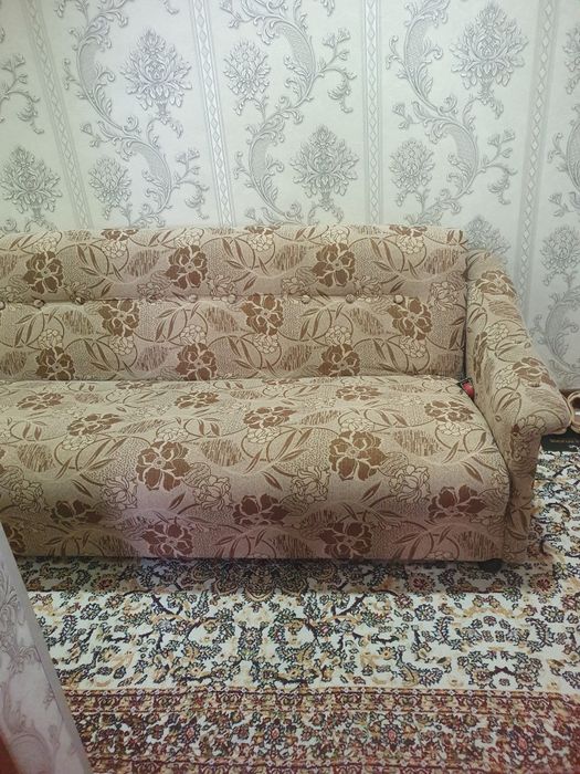 Диван б/у продаётся диван.