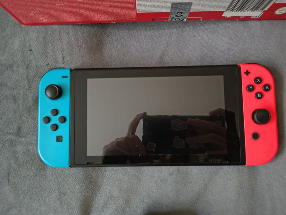 Nintendo Switch конзола с кейс и контролер