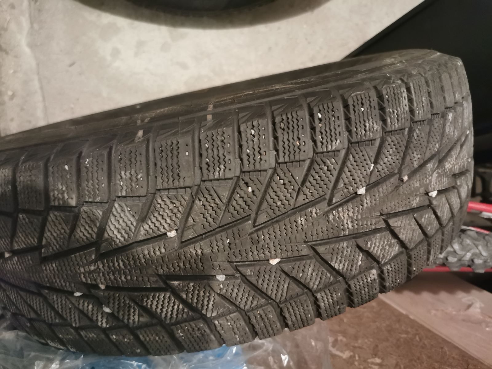 Зимни гуми Hankook Winter I*Cept iZ2 W6 215/65 R17 99T Гуми m+s