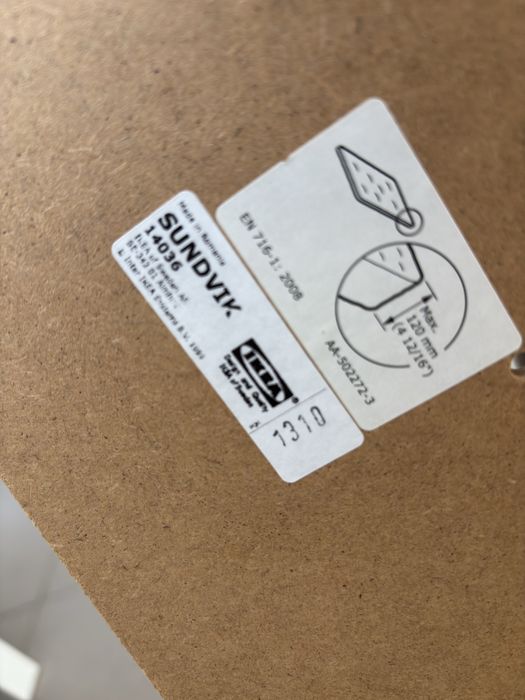 Vând pat cu saltea ikea și apărătoare.