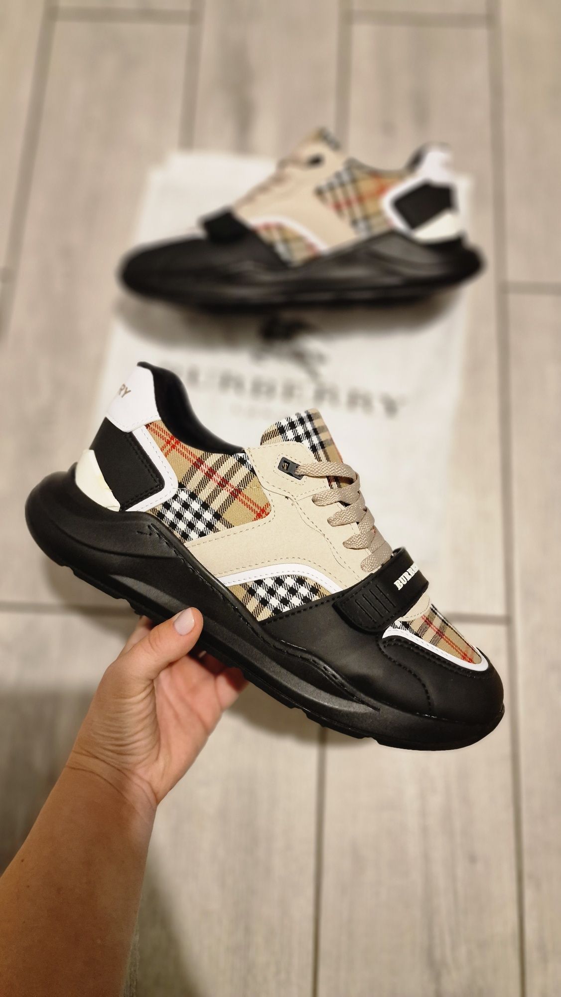 Adidași Burberry Classic Edition, stoc limitat