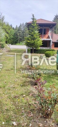 Явлена продава къща с облагороден двор във вилна зона с.Костенец