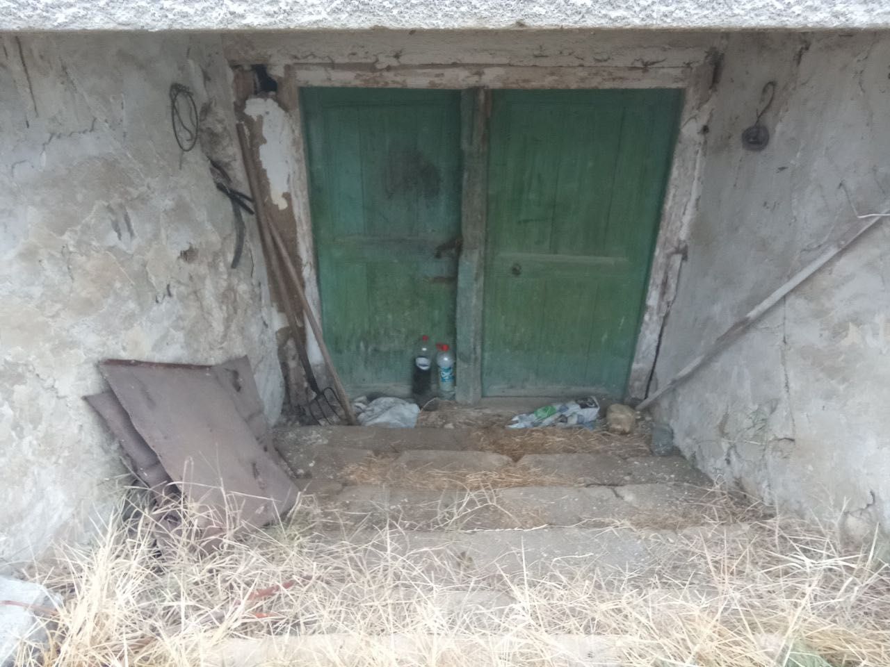 Продава се къща с голям двор