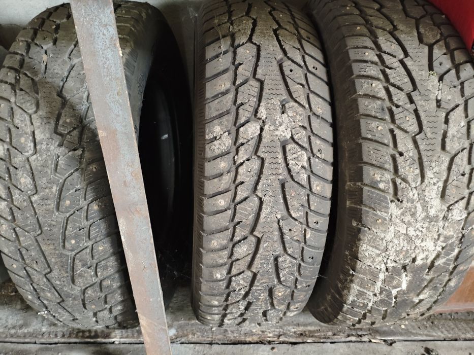 Продам зимние шипованные шины 265/70/R17