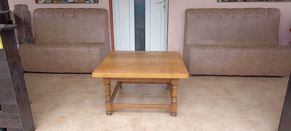 vand masuta cu doua canapele