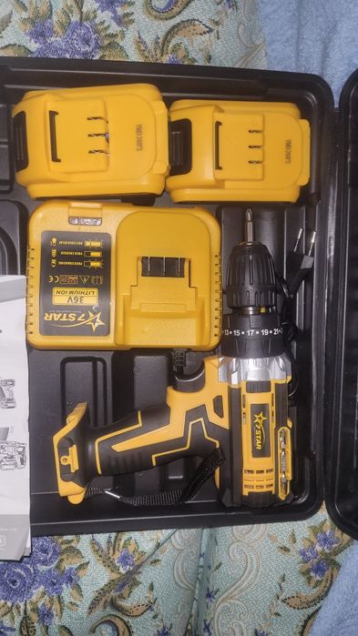 Vand trusa bormasina cu 2 acumulatori.