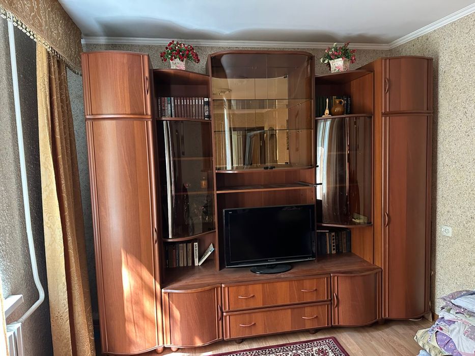 Продам Стенку горку, книжный шкаф, диван