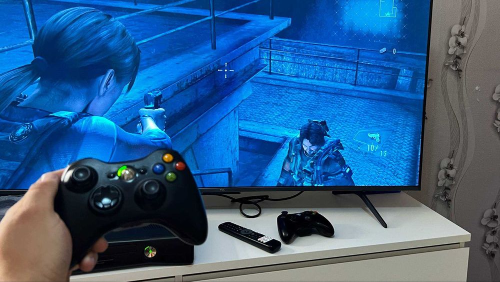 Xbox 360 E конзола  2 джойстикa