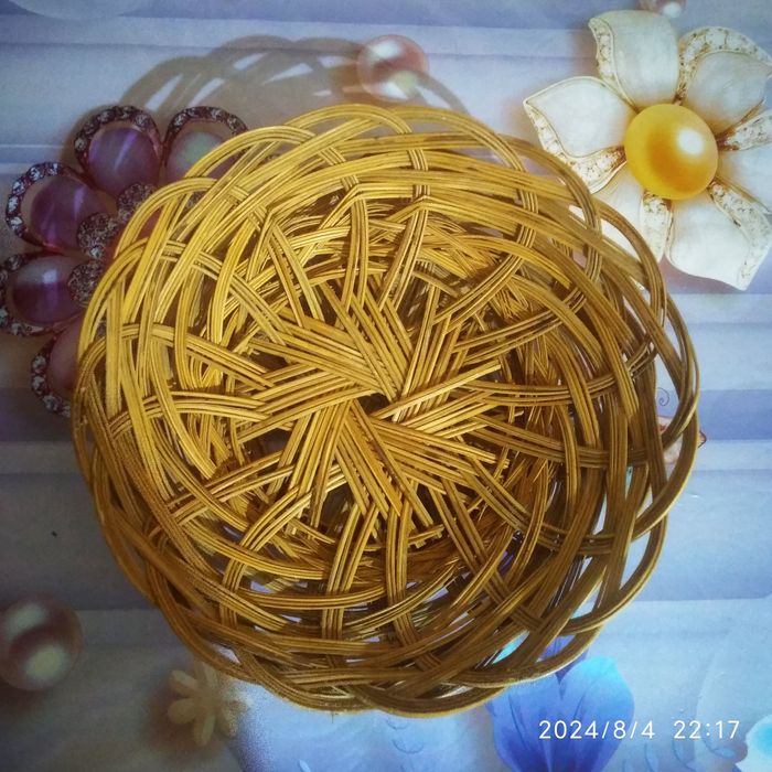 Соломенные и деревянные аксессуары.