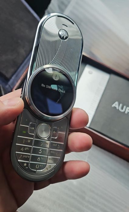 Motorola Aura R1 telefon cu butoane clasic