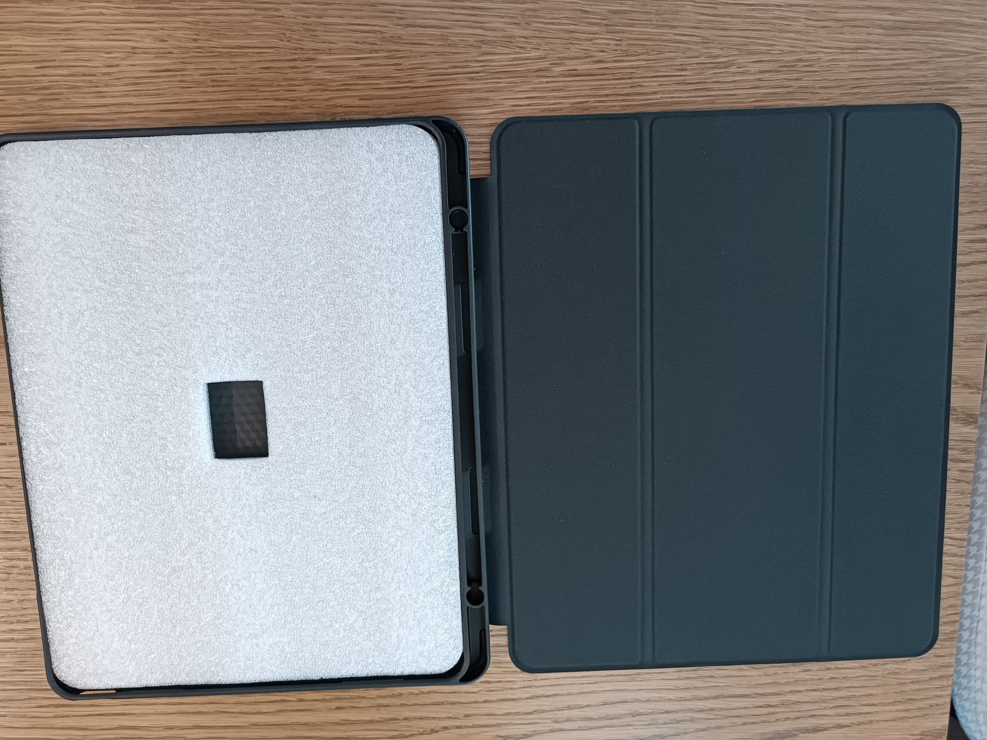 Кейс за iPad Air 13" M2- чисто нов