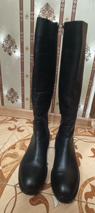 Продаются кожаные сапоги новые