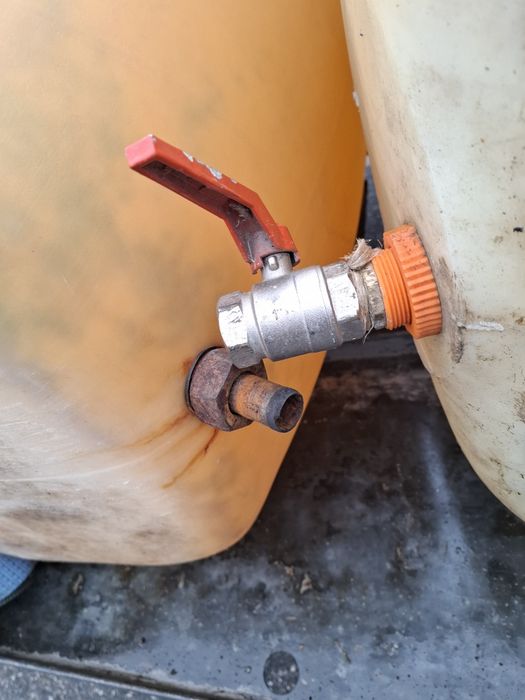 Se vând rezervoare de 1600 litrii