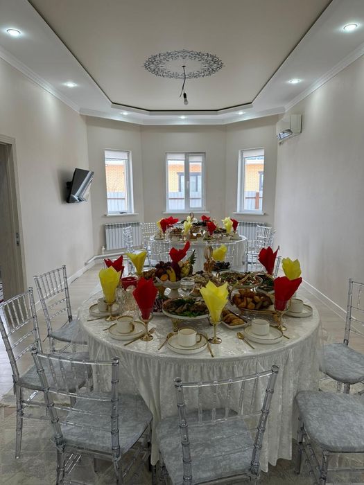 Аренду круглых и прямоугольный стол с прозрачным стульями