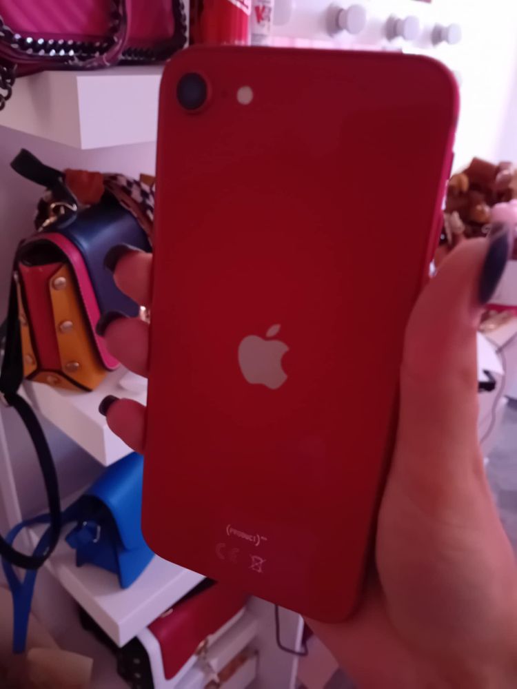 Iphone SE roșu, stare foarte buna