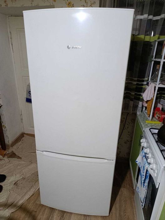 Холодильник BOSCH (KGN53V00NE), требует ремонта