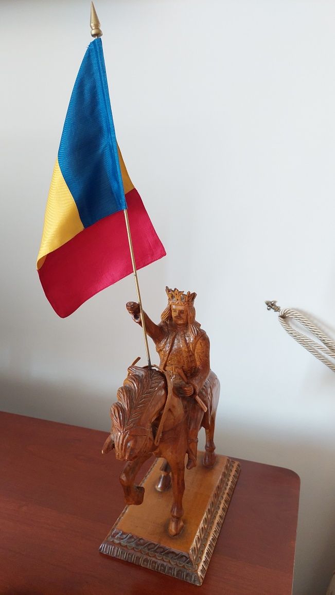 Stefan cel Mare din lemn statuie stindard steag