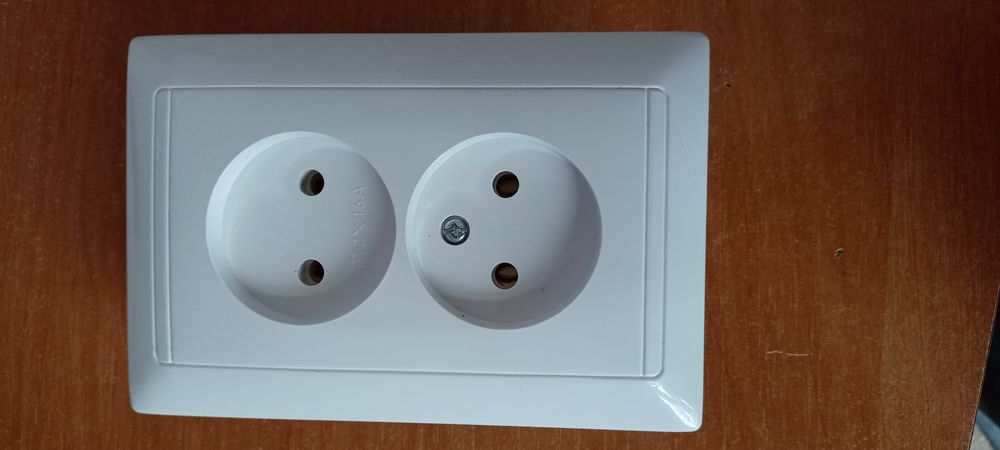 Розетка двухместная штепсельная для скрытой установкой.