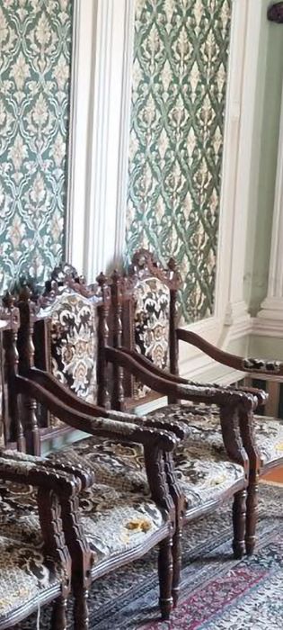 Продается  старинный  журнальный стол .