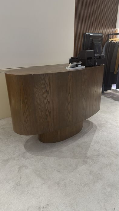 Продается деревянная консоль с двумя отсеками и деревянная стойка.