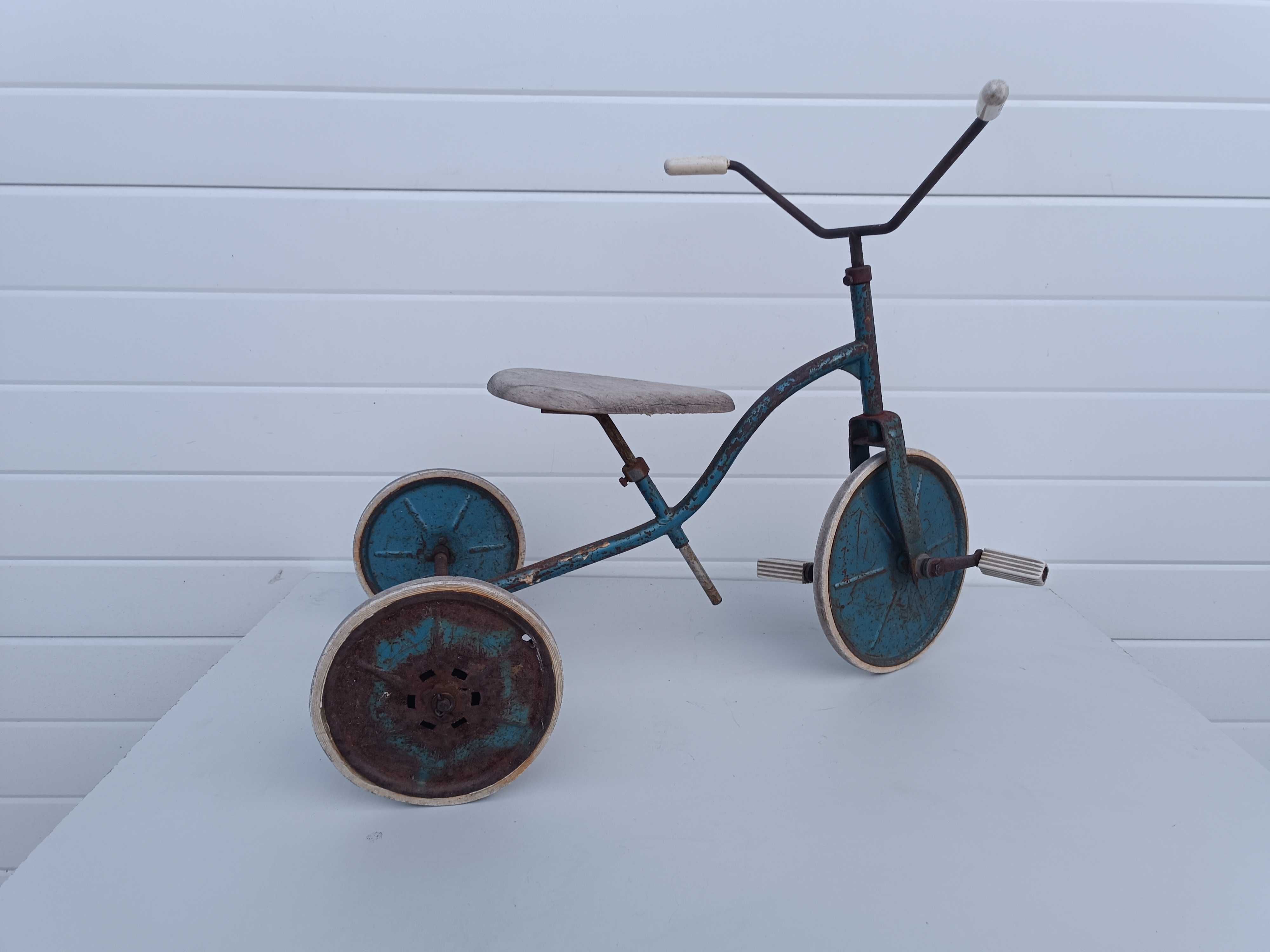 Старинно детско колело триколка с дървена седалка.