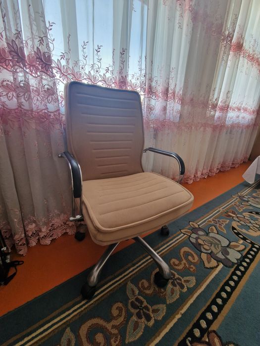 Компьютер со столом и креслом