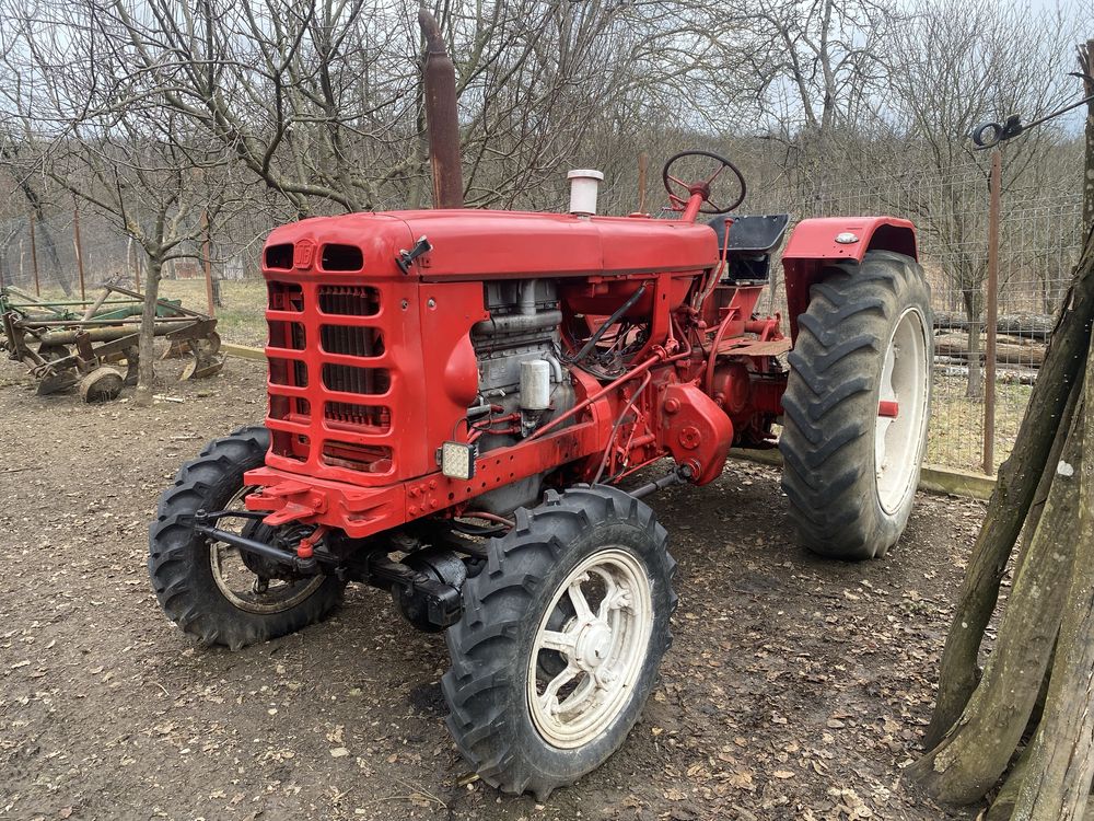 Tractor universal 651