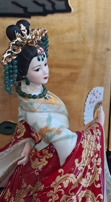 Порцеланова фигура на LENA LIU Колекционерска