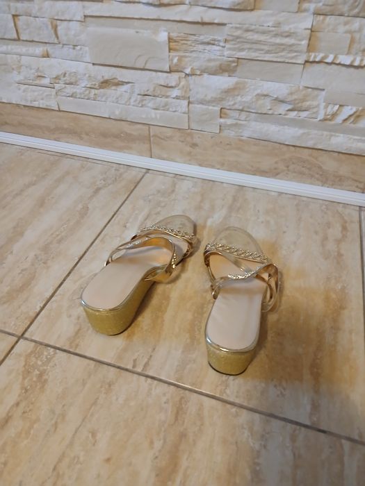 Papuci ...sandale cu pietre culoarea aurie