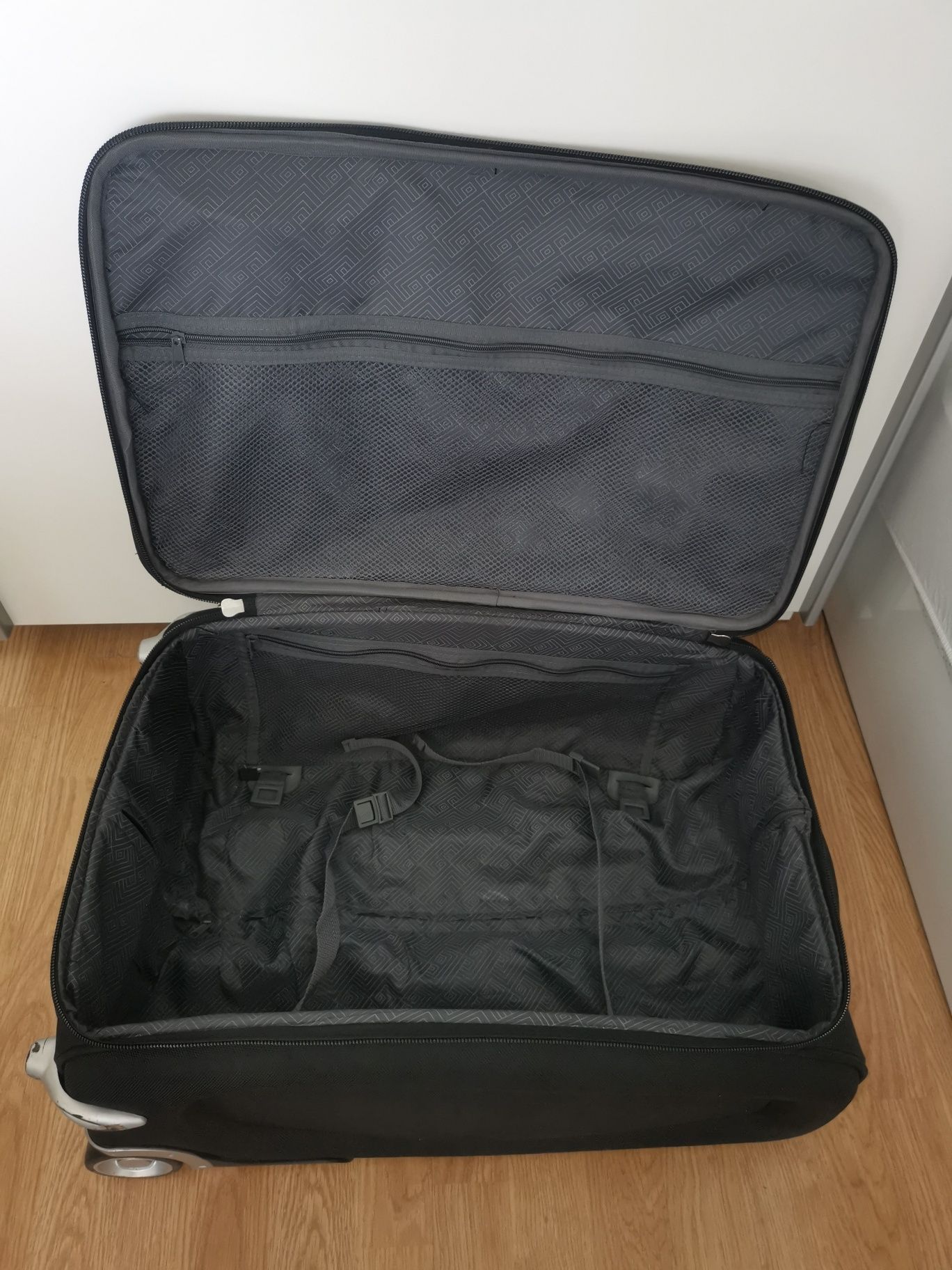 Стилен куфар 60 л.