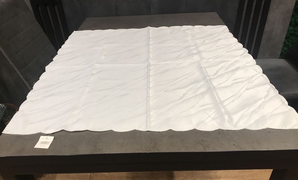 Новая скатерть 80/80, в подарок 6 текстильных новогодних салфеток