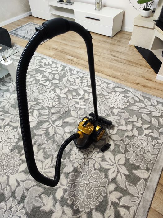 Aspirator fără sac Myria 700w