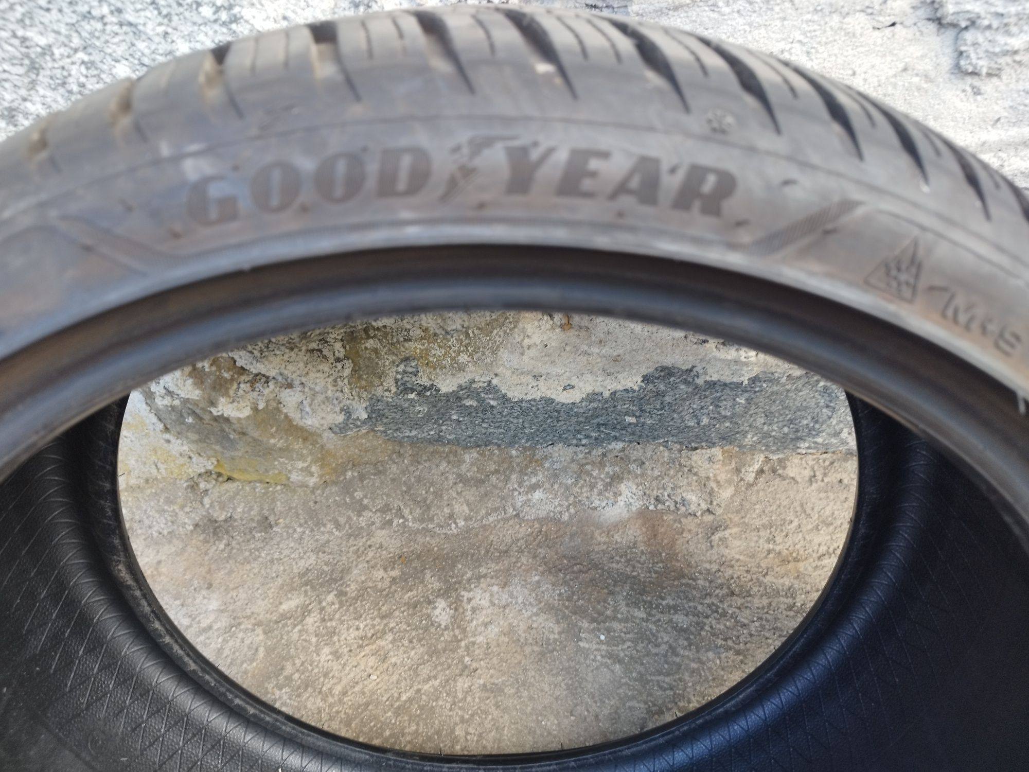Зимни гуми 245/35/20 Goodyear DOT0325