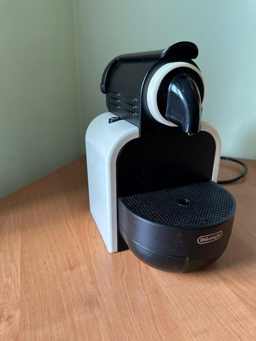 Капсульная кофеварка DeLonghi.