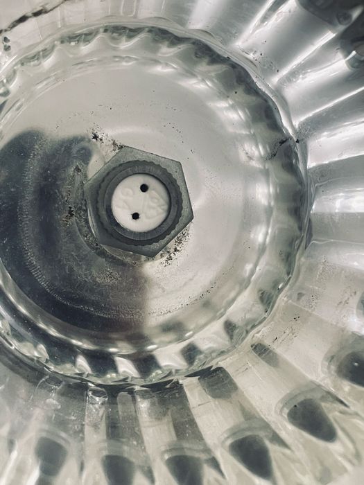 Лампа продается (нету лампочки внутри) есть 8 шт в комплекте