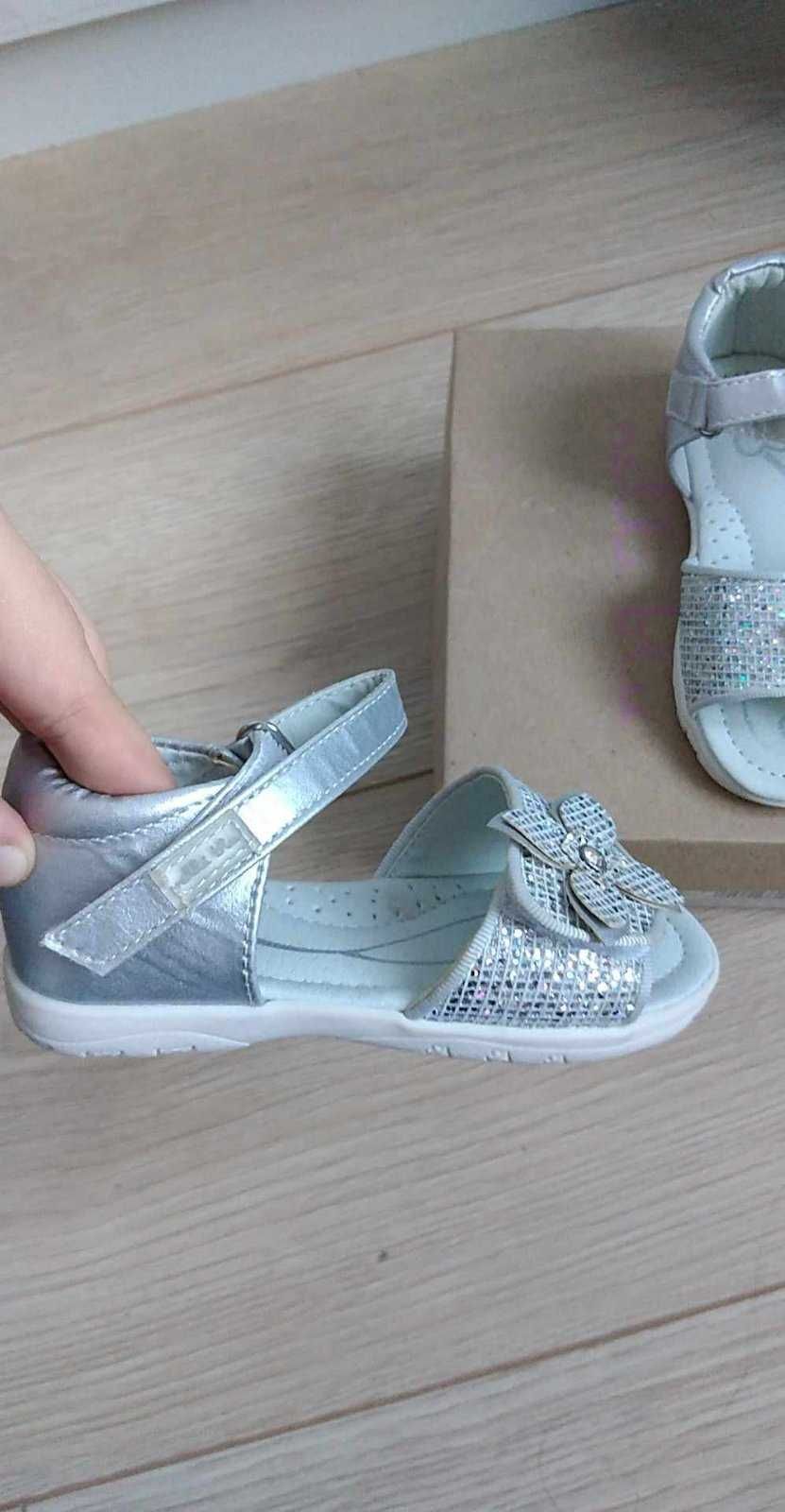 Нови сребристи сандали за момиче с блестящи камъчета