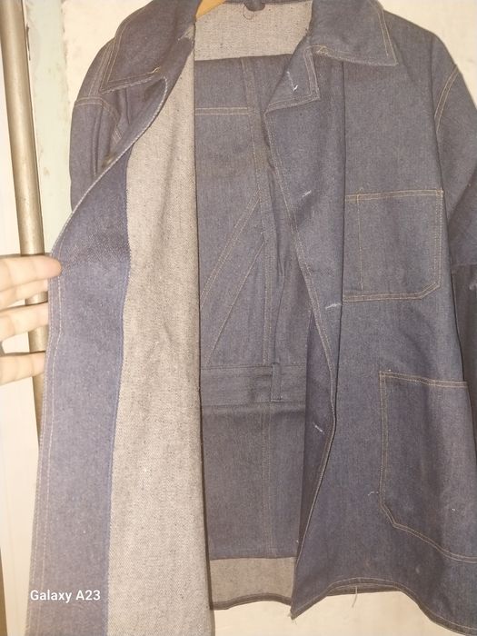 Джинсовая куртка и брюки.