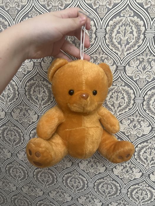 Плюшевый мишка,оранжевого цвета нигде не порвано,отдам за 2500