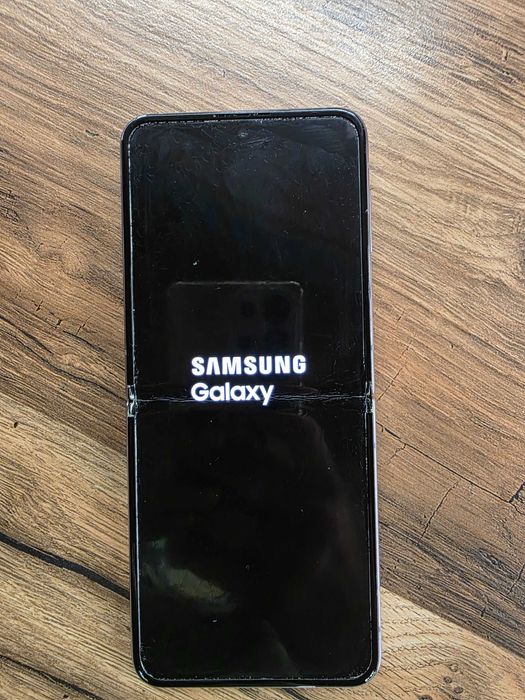 Продавам Samsung z flip 4