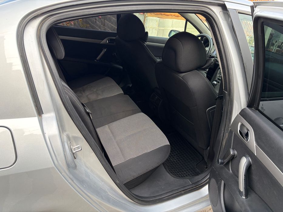 Peugeot-1.6 HDI - седан