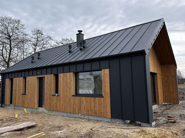 Case pe structura metalica invelite cu panouri sandwich termoizolante,