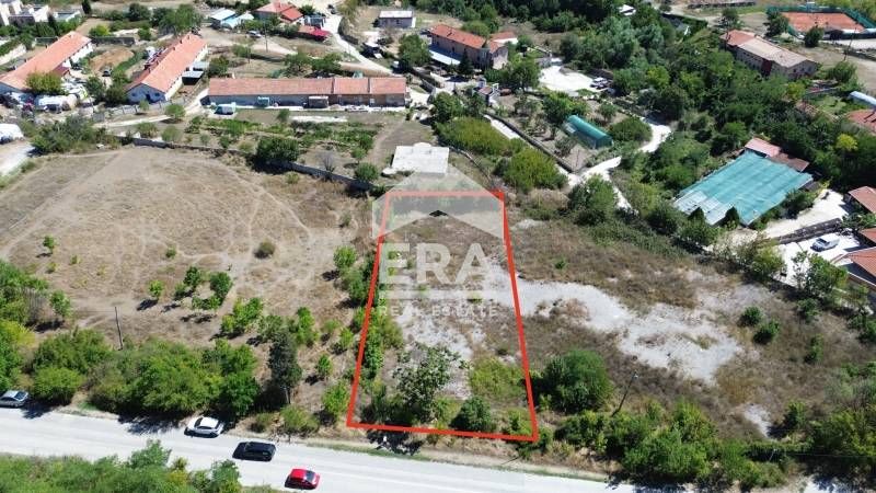 Урегулиран поземлен имот за продажба, с проект за три къщи и лице на г