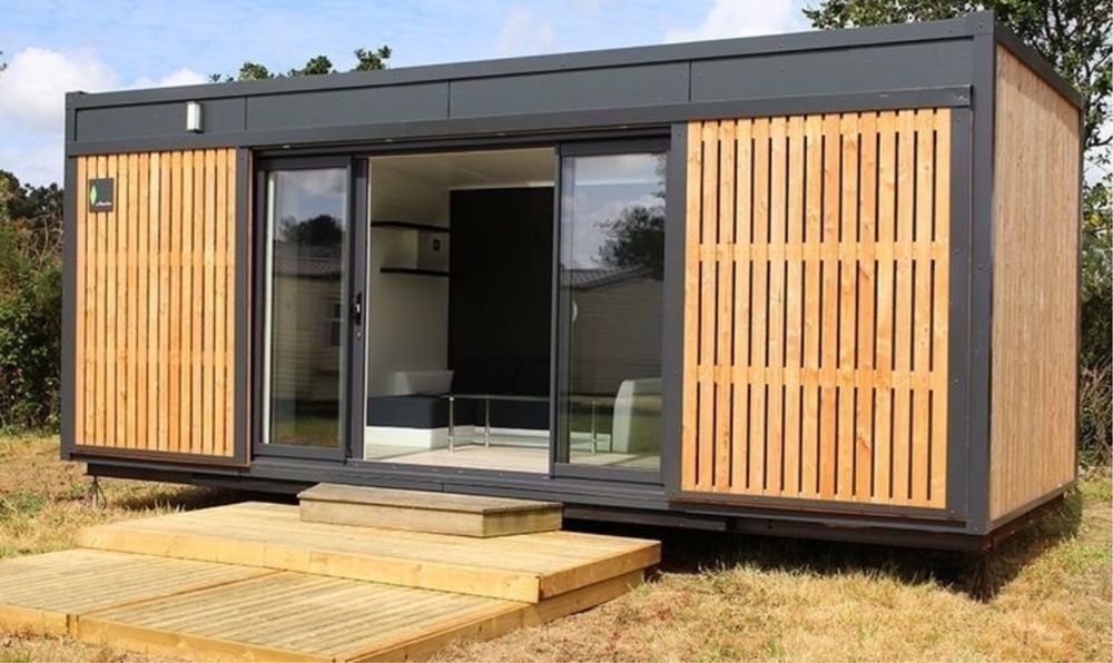 Container modular cu riflaje de lemn