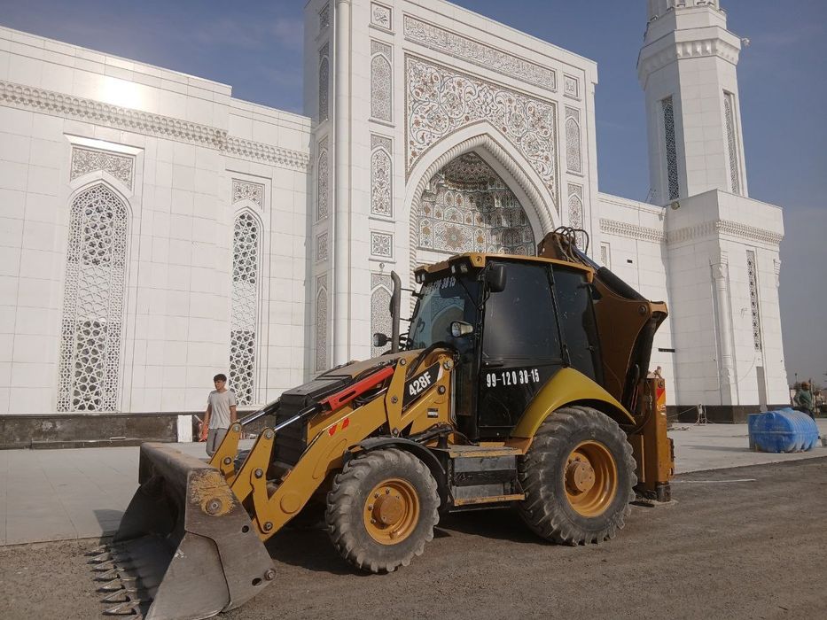 Экскаватор погрузчик срочно сотилади  CAT  428F  ср