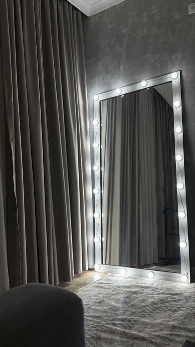 Зеркало с лампочками