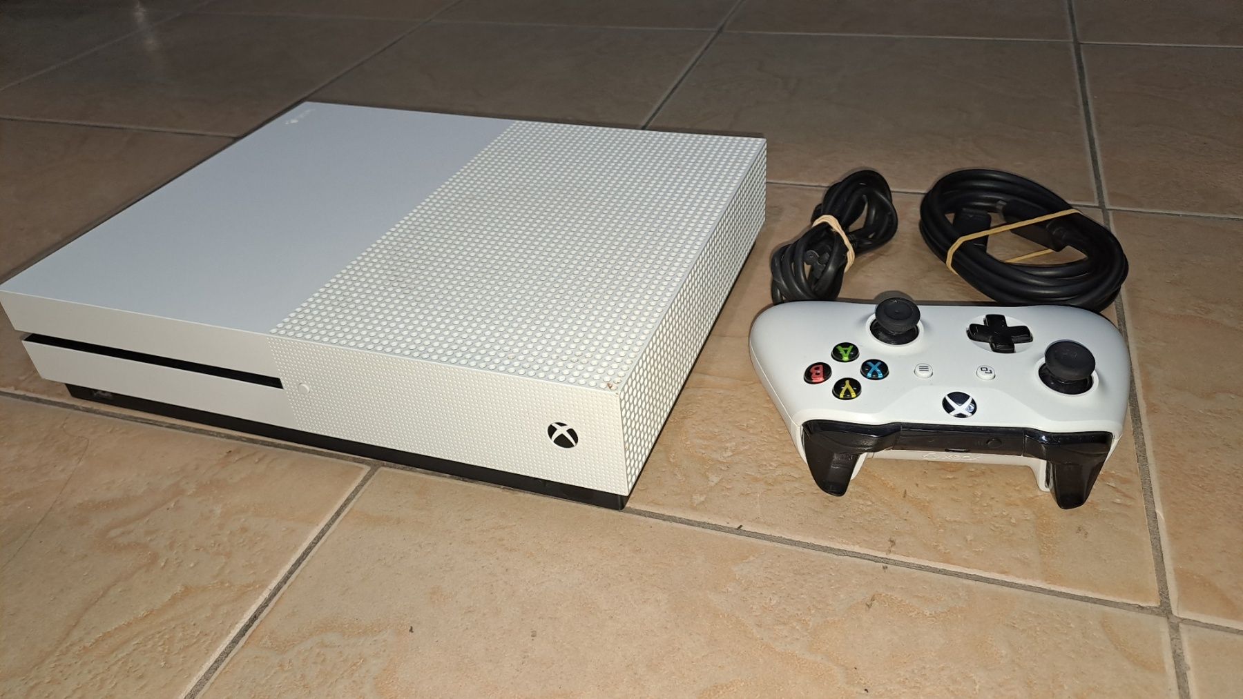 Xbox ONE 1TB без джойстик+4вградени игри-330лв