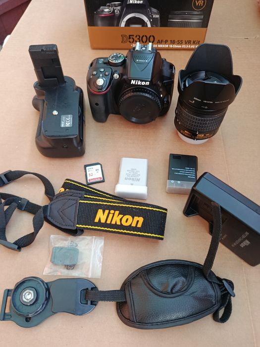 Nikon D5300 + obiectiv 15-55 + multipack grip