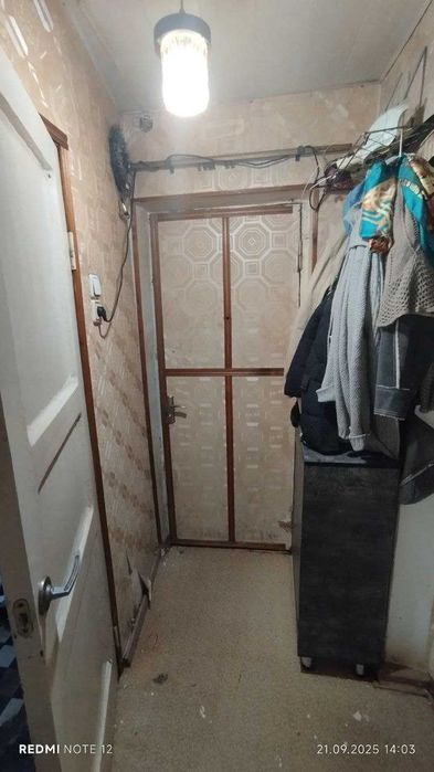 АВИАГОРОДОК. Учувчилар шахарчаси 1 ком квартира, на 3 этаже, СРОЧНО!