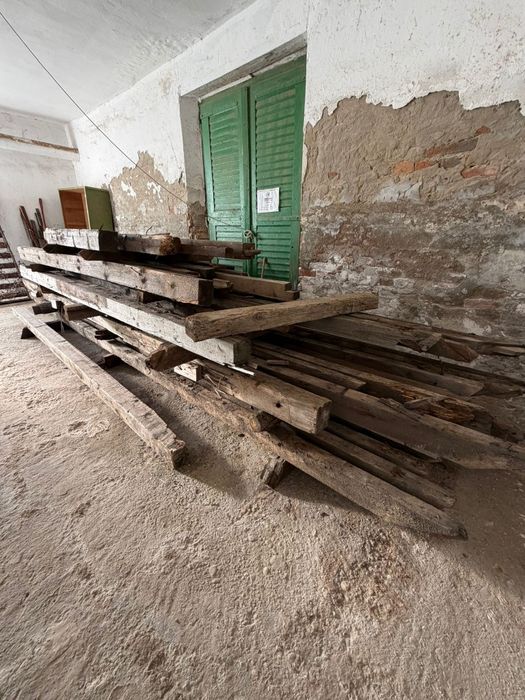Grinzi vechi de lemn masiv - ideale pentru proiecte rustice